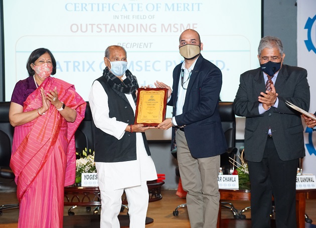 Ashish Shah, Vice President - Human Resources, Matrix Comsec receiving the award from Shri Yogesh Patel, Hon’ble Minister of State – Narmada, Urban Housing, Govt. of Gujarat